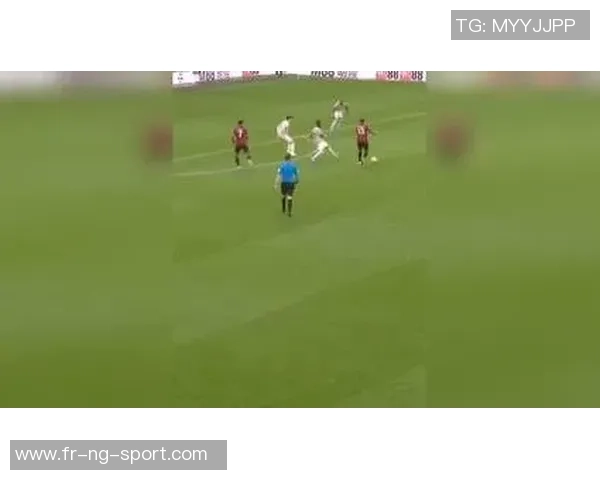 足球进球庆祝搞笑瞬间合集让你捧腹大笑的足球场趣事